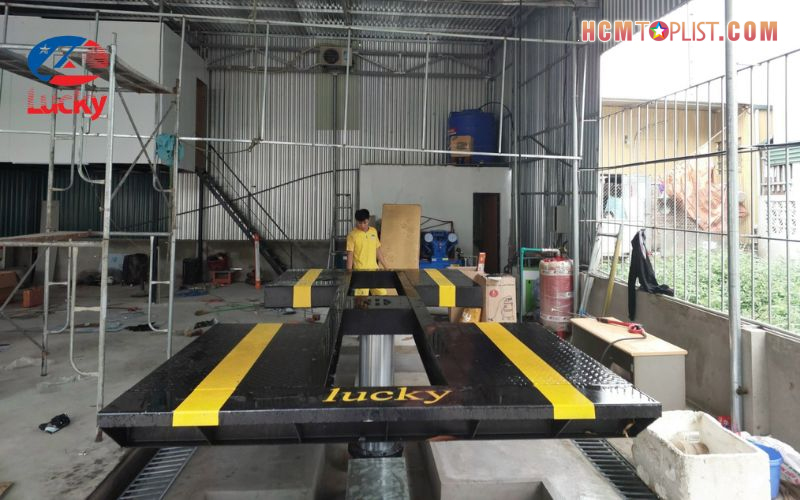 Cau-nang-1-tru-rua-xe-o-to-ban-chay-tai-dien-may-lucky