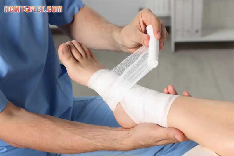 Rua-vet-thuong-tai-nha-cua-phong-kham-gia-dinh-viet-uc-1