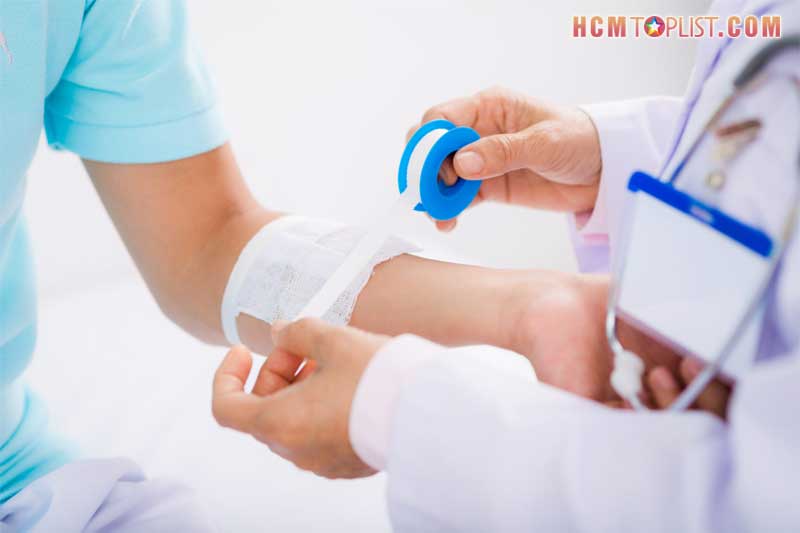 Rua-vet-thuong-tai-nha-cua-phong-kham-gia-dinh-viet-uc-2