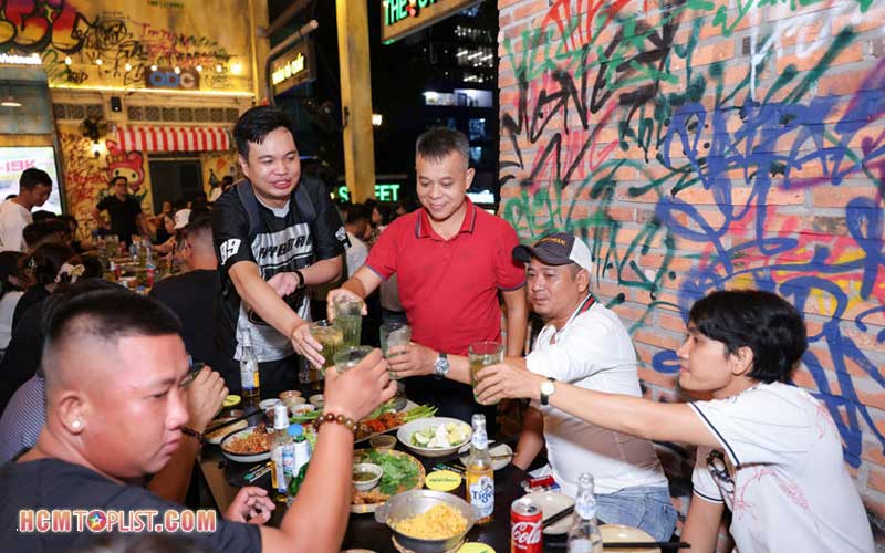Cau-hoi-thuong-gap-ve-quan-an-hop-mat-ban-be-tphcm
