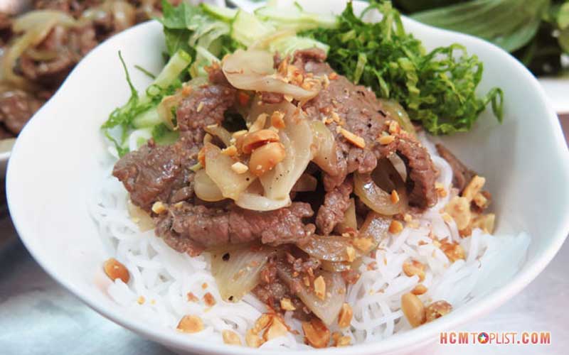 Phuong-phap-danh-gia-bun-thit-xao-ngon-hcmtoplist-2