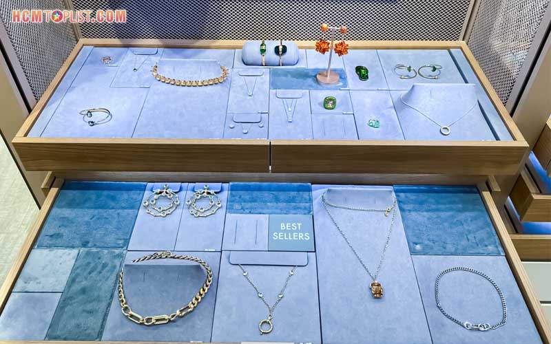 Swarovski-diamond-plaza-hcmtoplist