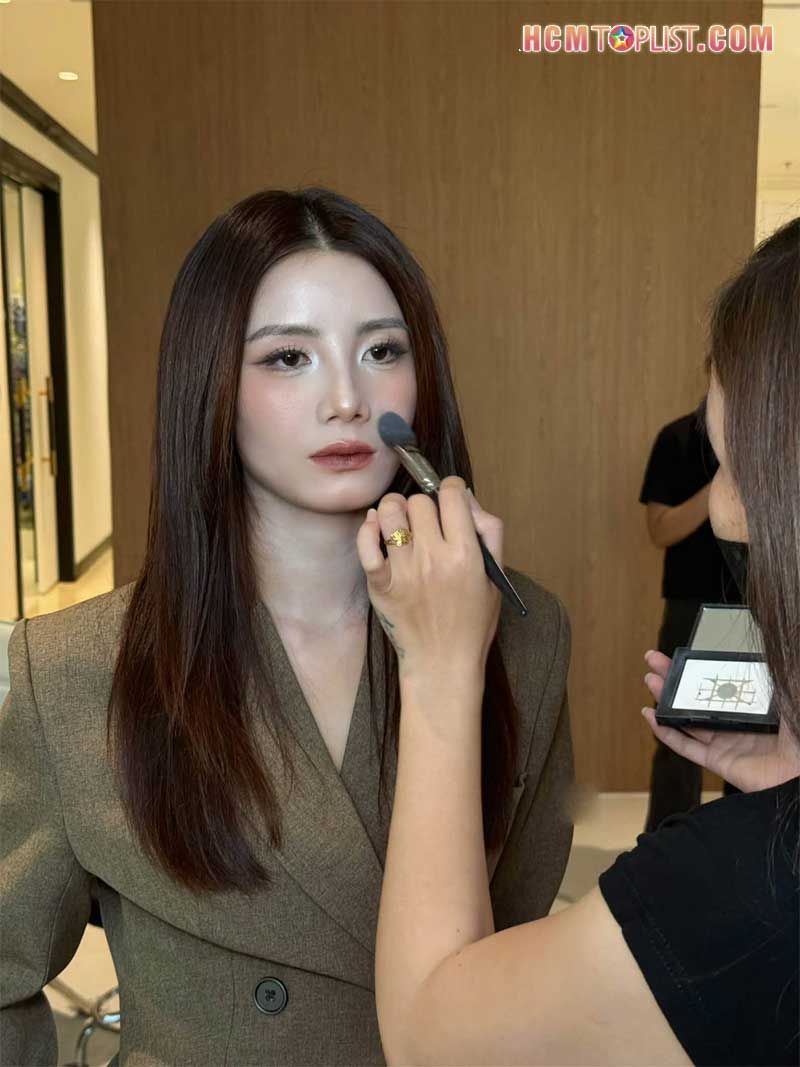 Hoc-makeup-ca-nhan-1-kem-1-xu-huong-lam-dep-chu-dong-3